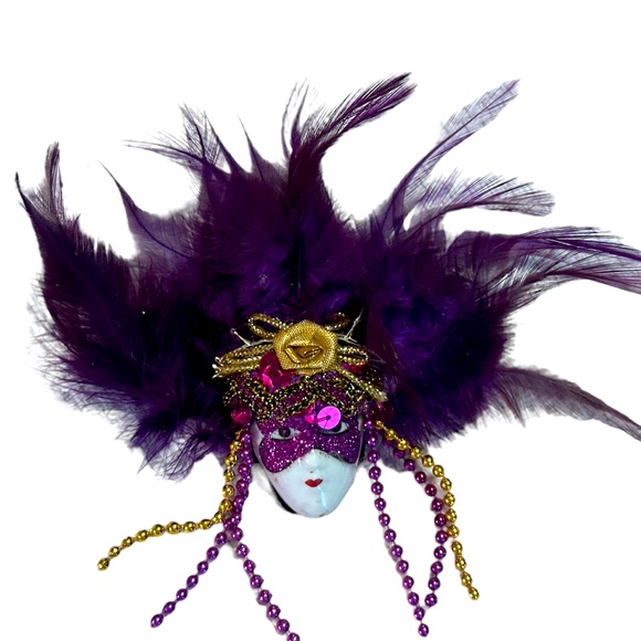 Violet Purple Mardi Gras Masked Woman Magnet with Feathers - Picture 1 of 4